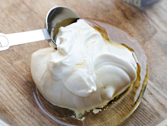 ボウルに水切りヨーグルトとはちみつを入れて混ぜる。