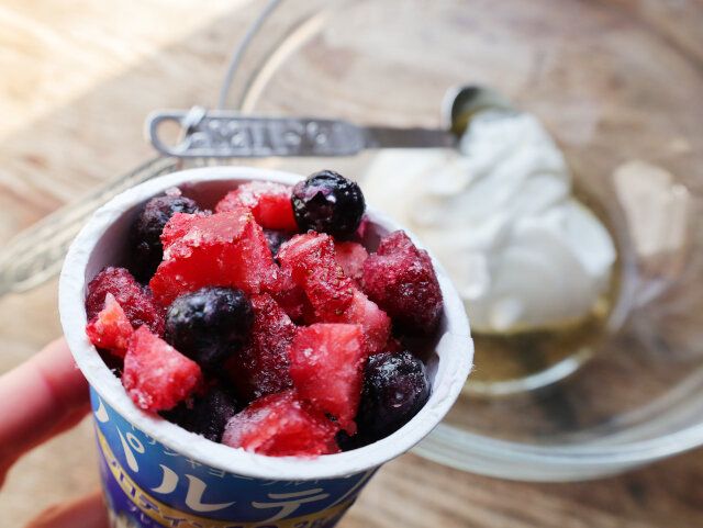 冷凍ミックスベリーを加える。