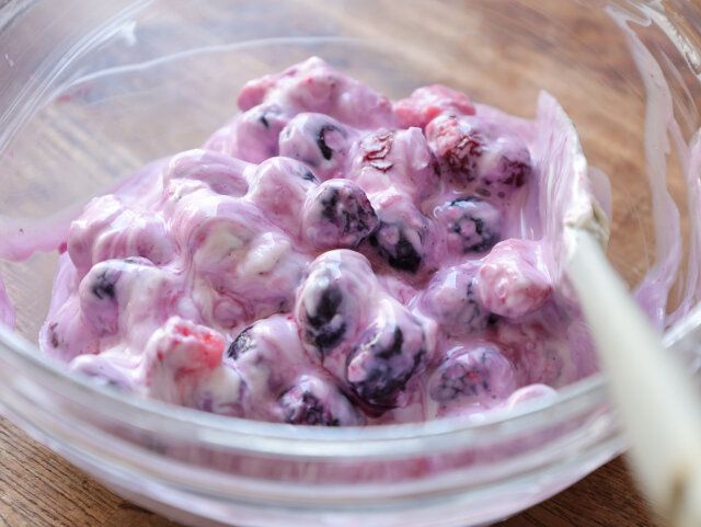 冷凍ミックスベリーとヨーグルトを混ぜたもの。