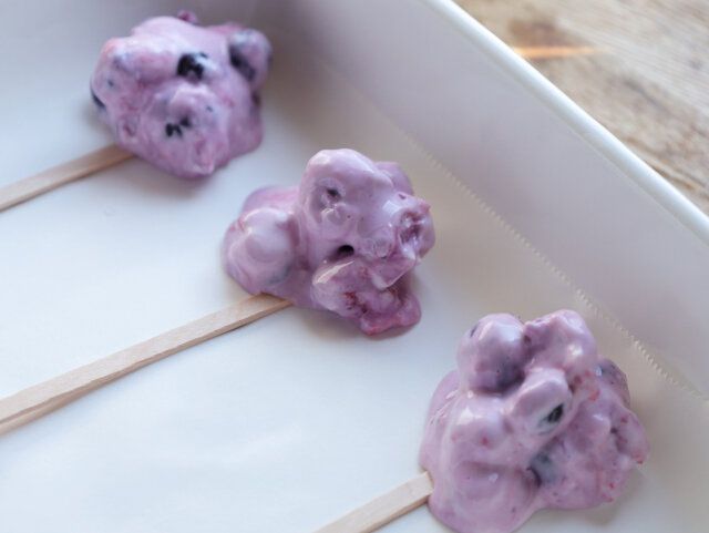 クッキングシートを敷き、木製マドラーの上に②を置く。