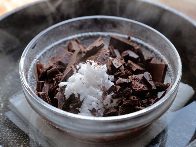 耐熱容器に刻んだダークチョコレートとココナッツオイルを入れ、湯せんで溶かす。