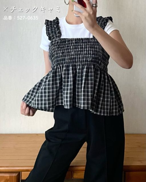 CKシャーリングビスチェとTシャツを着たコーデ