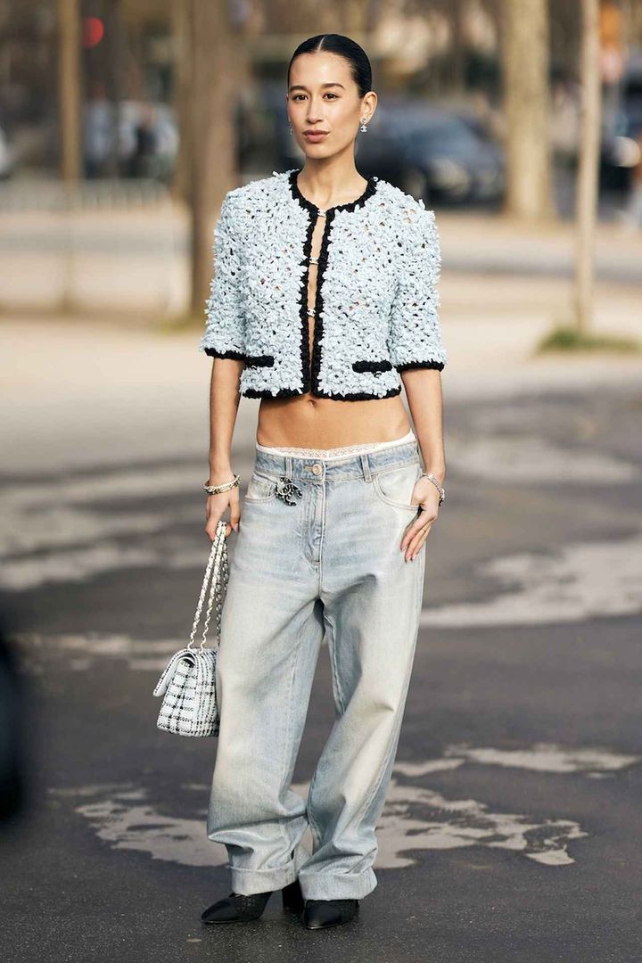 画像: デザインカーディガンにカジュアルデニムを合わせて