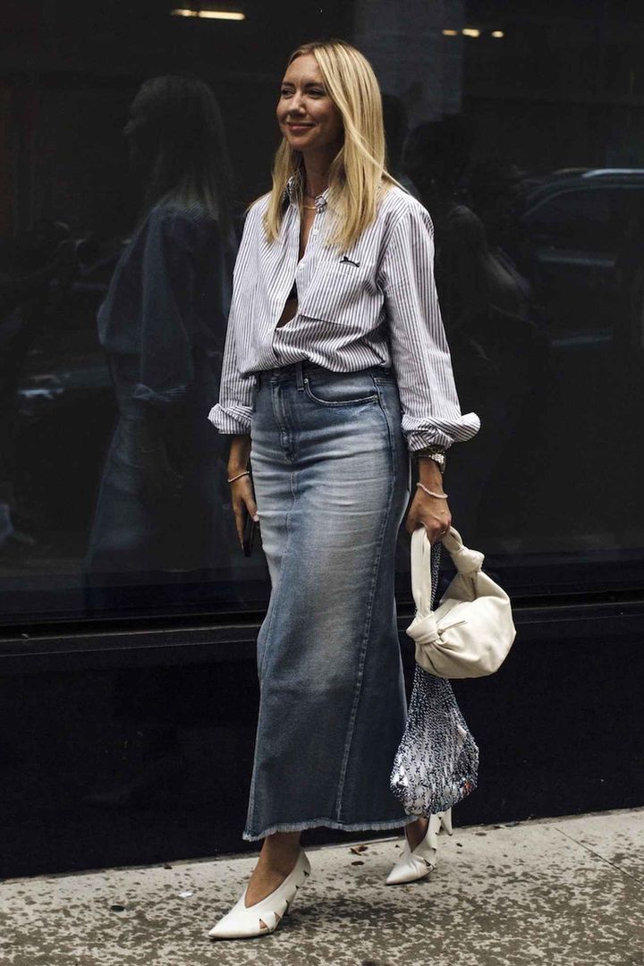 画像: 涼感引き立つ薄いブルーのストライプシャツを活用