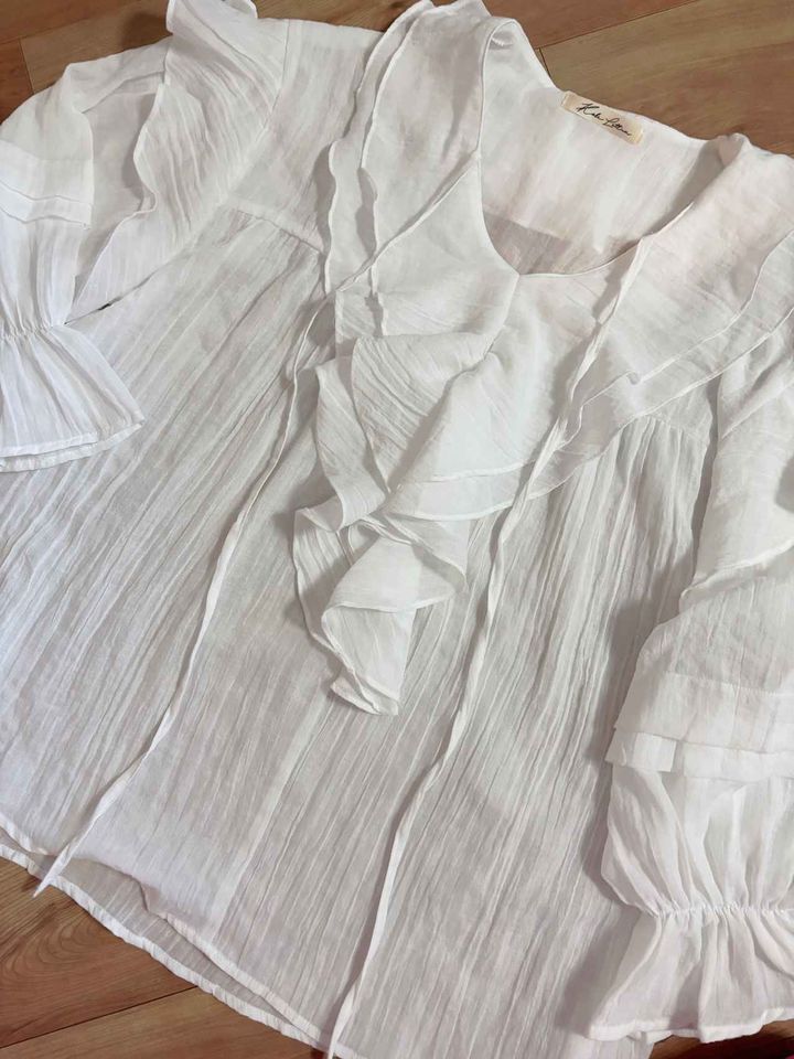 画像: Vネックでスッキリ