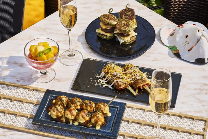 各種アラカルトも。上から、大阪ミニバーガー ¥3,800、スモークサーモントラウトのクレープ セントレジス風はしまき ¥2,000、揚げたこ焼き ¥1,500