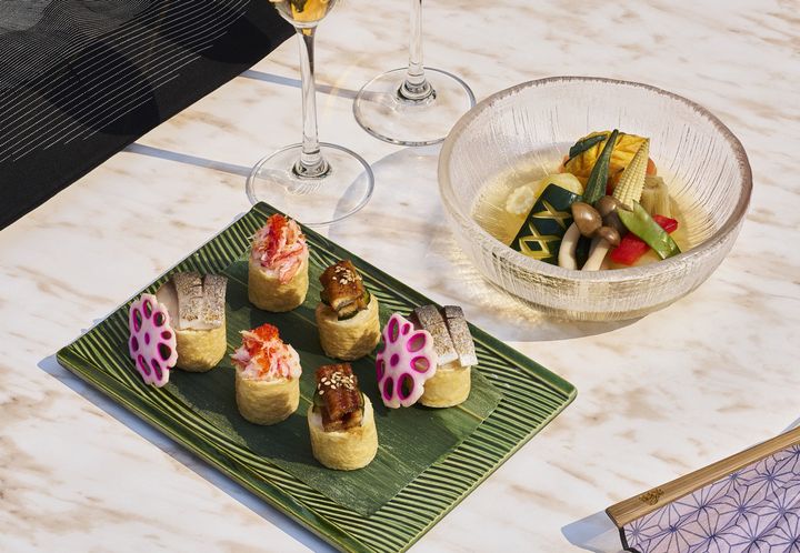 一口稲荷寿司3種 ～鰻・蟹・鯖～ ¥3,500（左）、夏野菜おでん ¥3,500（右）