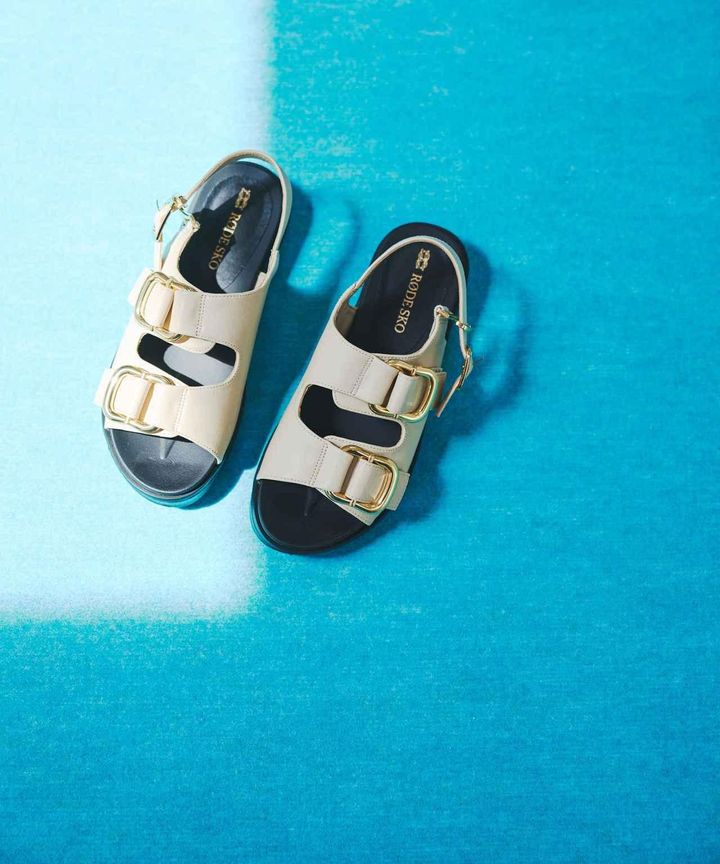 画像: ダブルベルテッドサンダル ¥8,800 www.urban-research.jp