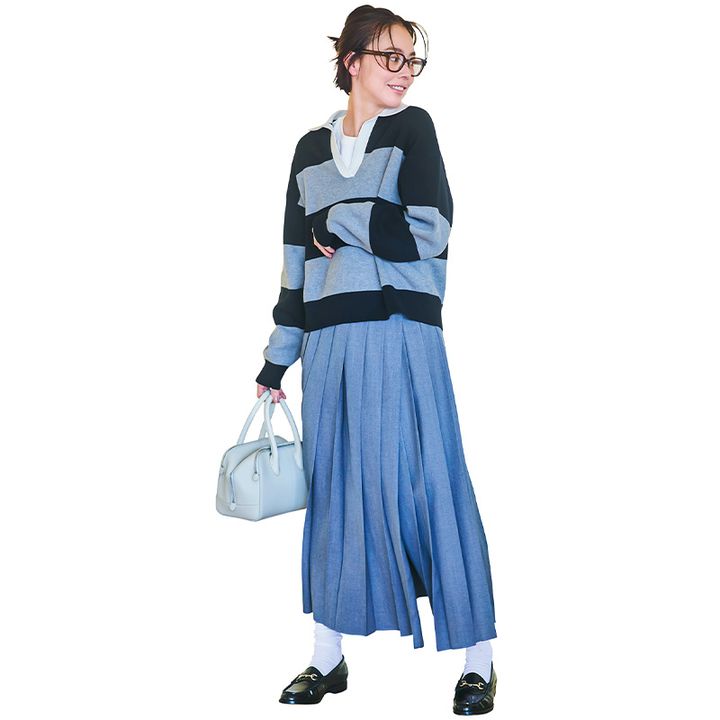 ユニクロの太ボーダーニットとグレーのプリーツスカートに白のハンドバッグやローファーを合わせた授業参観コーデ