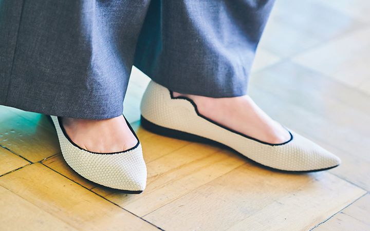 オッフェンの自宅で洗える白のフラットシューズ