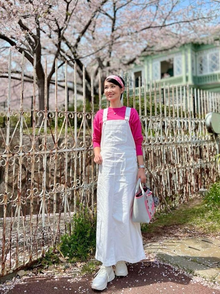 スカーフ・プルオーバー：SHIPS、サロペットスカート：BEAMS、トートバッグ：①と同じ、スニーカー：①と同じ