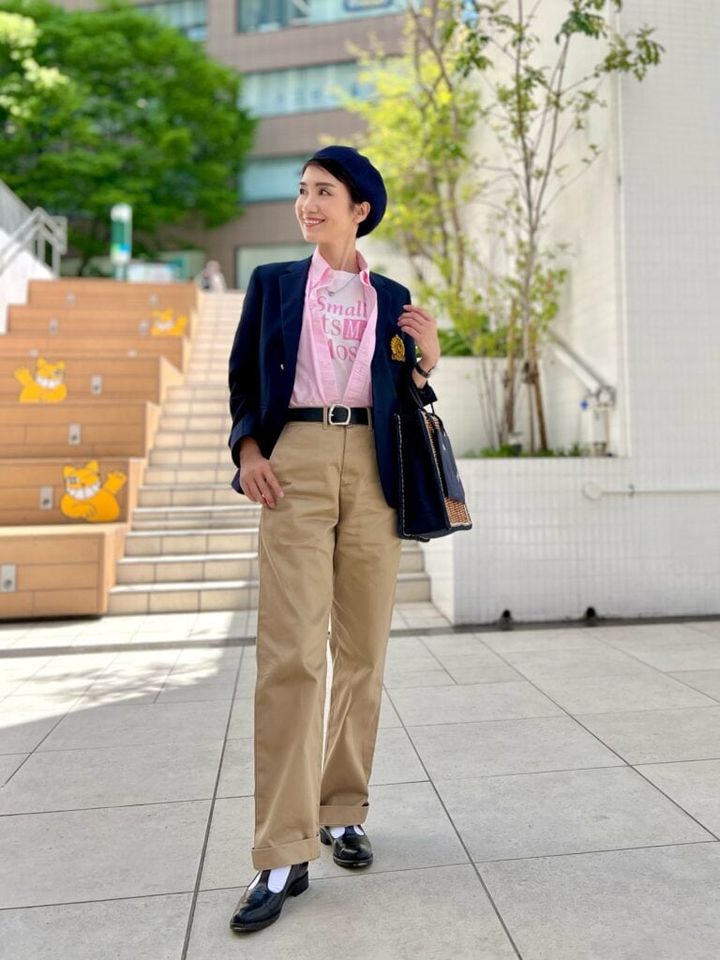 ベレー帽：⑥と同じ、紺ブレ：BLUE BLUE、ロゴTシャツ：SHIPS、ボタンダウン半袖シャツ：BEAMS BOY、ベルト：④と同じ、かごバッグ：eb.a.gos、シューズ：⑥と同じ