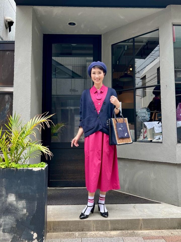 ベレー帽：⑥⑦と同じカ、ーディガン：SHIPS、ワンピース：SHIPS any、Qタイ：テーラーコフジ、かごバッグ：⑦と同じ、シューズ：④と同じ