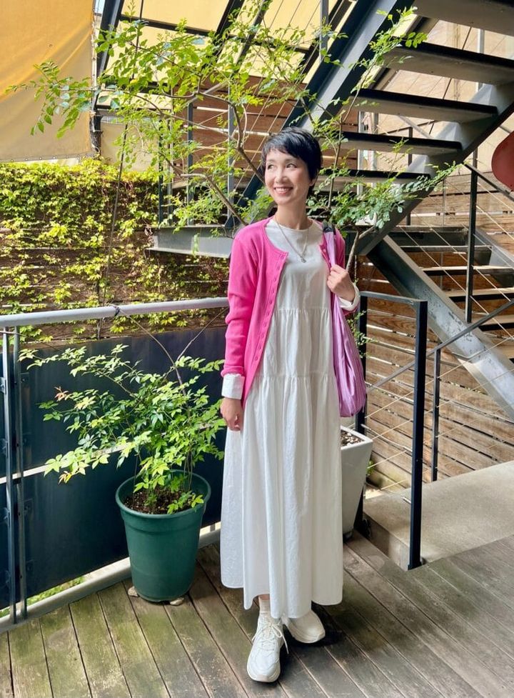 カーディガン・バッグ：SHIPS、ワンピース：Spick and Span、スニーカー：①②と同じ