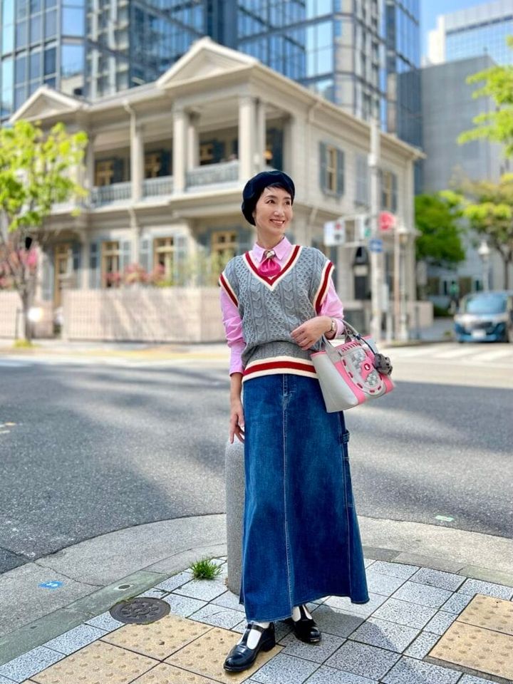 ベレー帽：BEAMS BOY、シャツ・チルデンベスト・スカート：SHIPS、Qタイ：テーラーコフジ、トートバッグ：①②と同じ、シューズ：MOHI