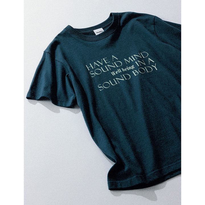 コンサバさんも挑戦しやすいネイビーTシャツ