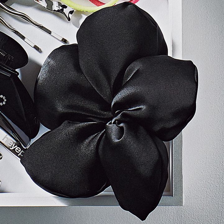 スリーフォータイムのフラワーシュシュ