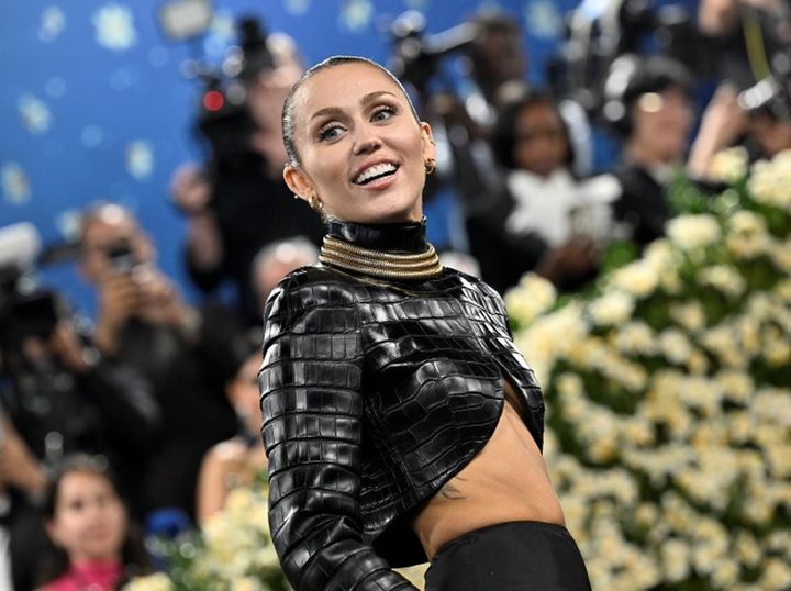 画像1: リアーナがエイサップ・ロッキーの服を盗みまくる