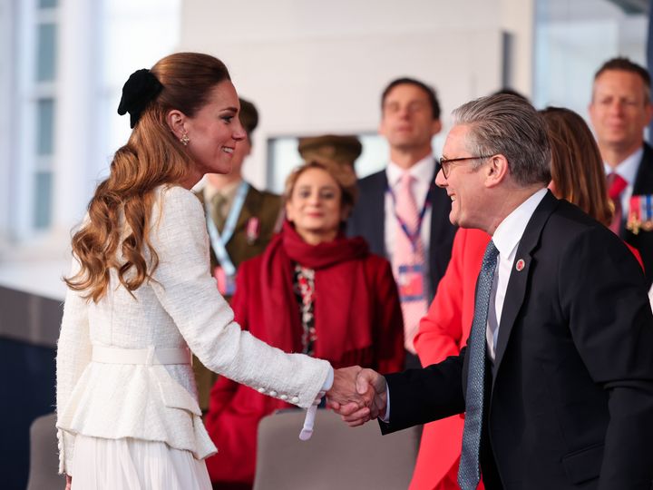 キア・スターマー首相と握手を交わすキャサリン妃。