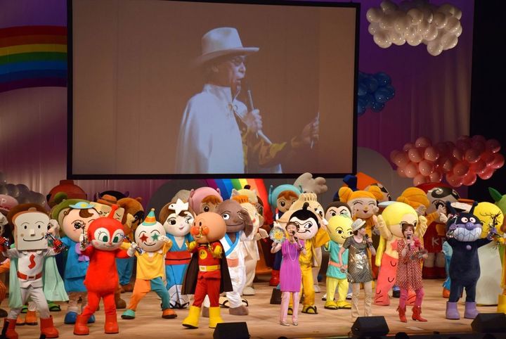やなせたかしさんをしのぶ会には、アンパンマンやばいきんまんなど、やなせさんが生んだたくさんのキャラクターたちが登場した＝2014年4月19日午後、高知市