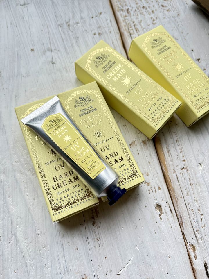 サンタールエボーテUVハンドクリーム黄色のチューブ