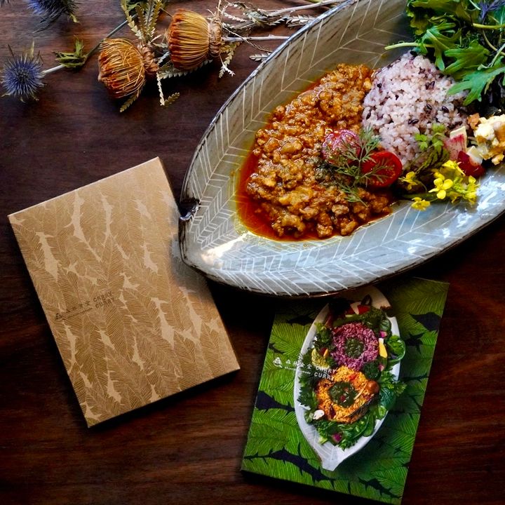 森林食堂のカレー パッケージと盛り付けた様子