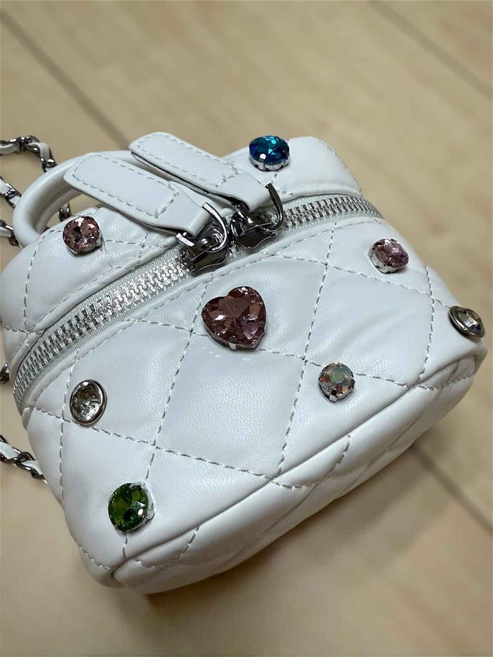 画像: ランダムに配した大きめビジュー