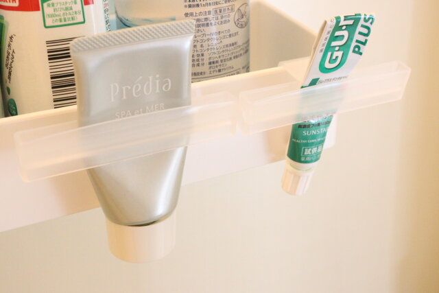セリアのフック付チューブしぼりは吊るしてすっきり収納できる