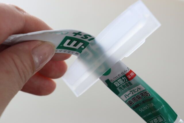 セリアのフック付チューブしぼりは横幅7cmまでのチューブに対応している