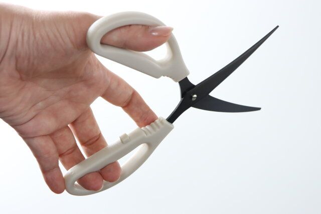 ダイソーのカーブキッチンバサミは大きく開いても外れにくい