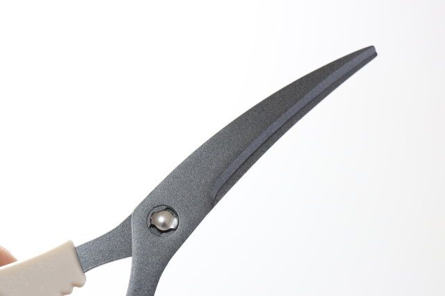 ダイソーのカーブキッチンバサミのフッ素コーティングされた刃