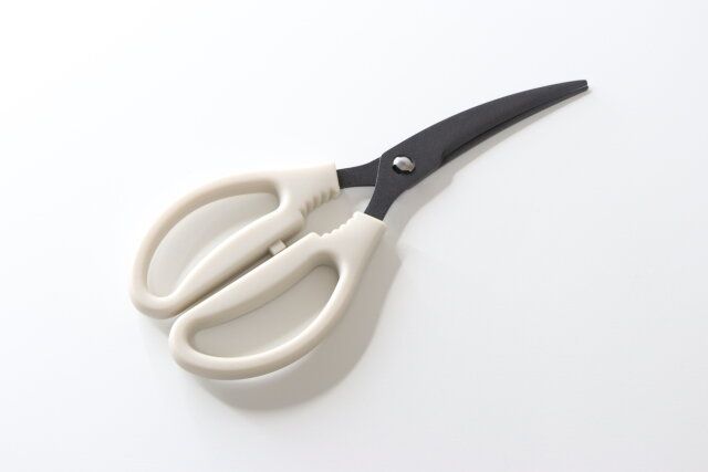ダイソーのカーブキッチンバサミのモカ