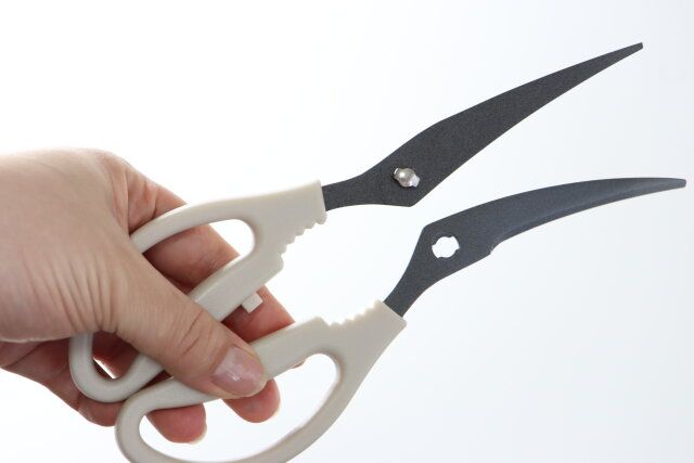 ダイソーのカーブキッチンバサミは分解できて洗いやすい