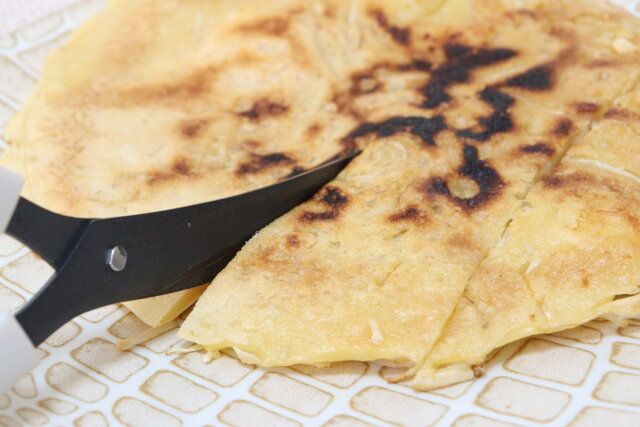 ダイソーのカーブキッチンバサミは食材をカットしやすい