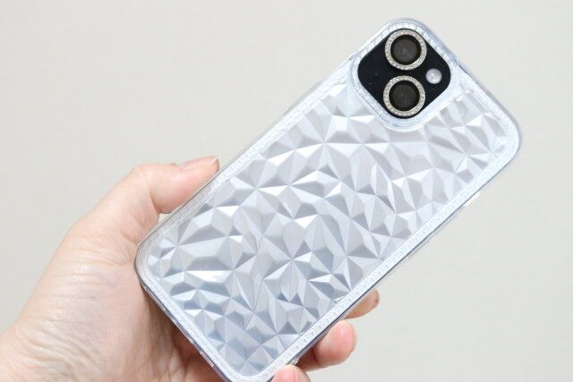 ダイソー キラキラカッティングケース（アイフォーン用、15＆14＆13） インナーシート（アイフォーン用、15＆14＆13、メタル、シルバーカラー） 使用例 デザイン