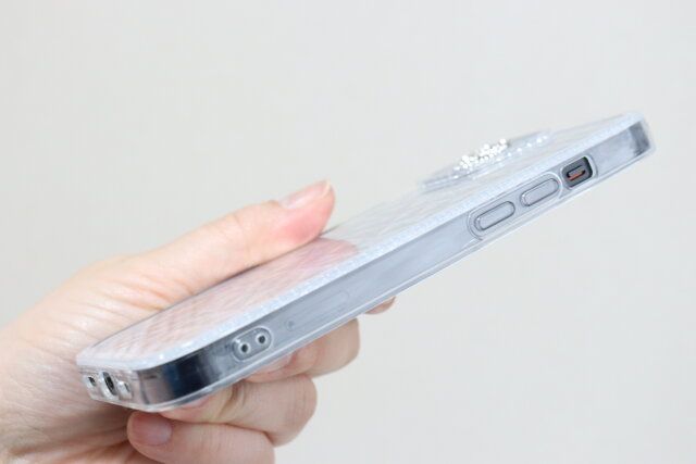 ダイソー キラキラカッティングケース（アイフォーン用、15＆14＆13） 穴 ストラップホール