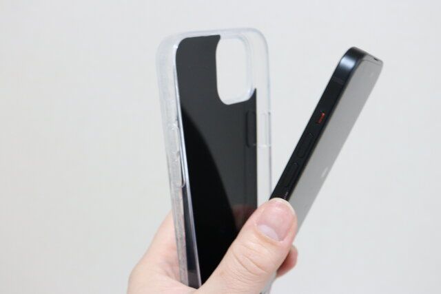 ダイソー キラキラカッティングケース（アイフォーン用、15＆14＆13） インナーシート（アイフォーン用、15＆14＆13、メタル、シルバーカラー） 使用例