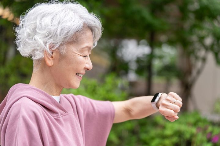 親にスマートデバイスを贈るとき、注意すべきことは？ ※画像はイメージ