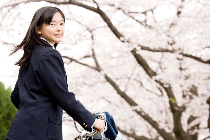 自転車を押す学生