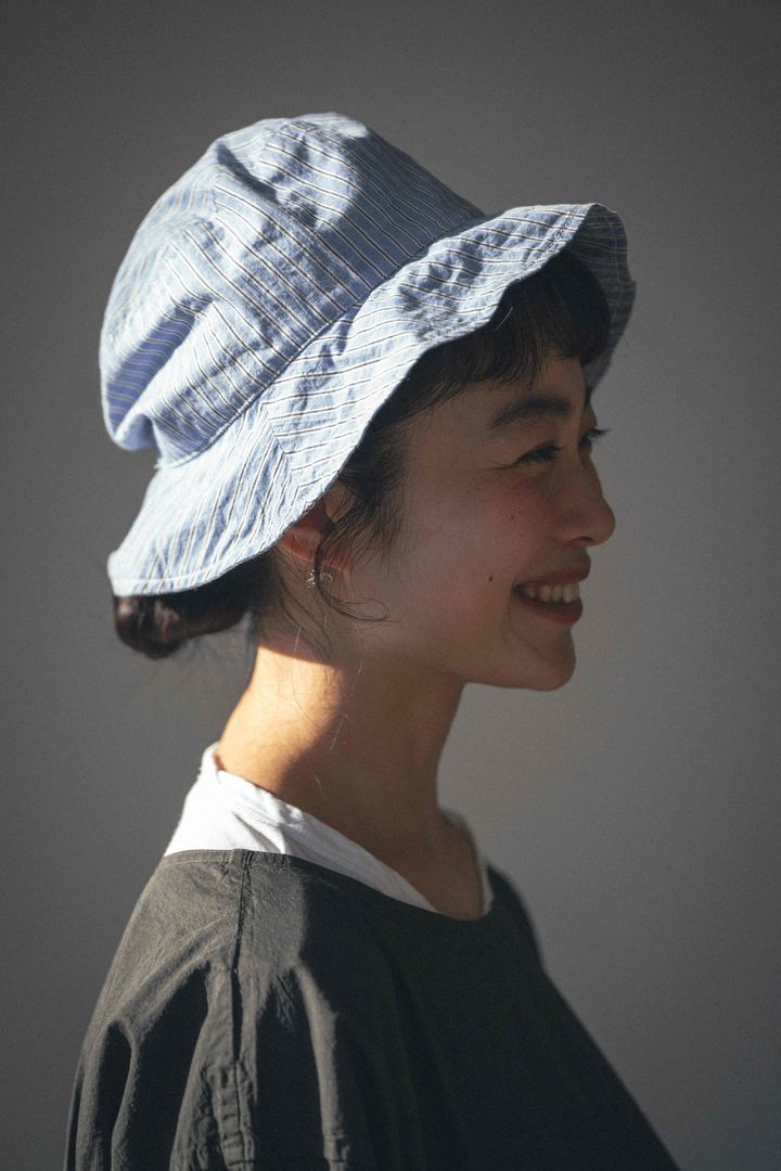 これ、みんなにも知ってほしい！洗いざらし感のあるブルーのハットで一気に夏感がアップするって【FUDGE FRIEND おしゃれさんの毎日コーディネート vol.532｜田中真里奈】