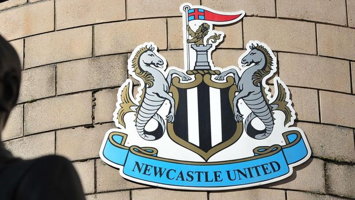 日本代表選手もプレーした1892年創設チーム、「時代遅れ』なエンブレムを変更！？反発も予想