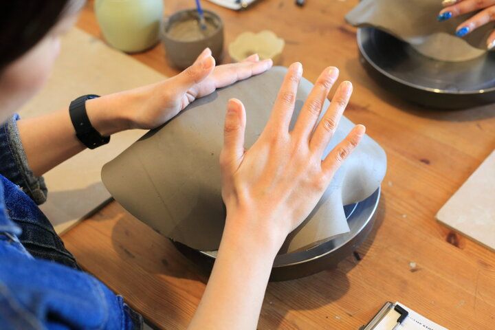 焼き物の街、常滑でクラフト体験。土の温もりと優しい色に癒される陶芸ショップ＆工房「TOKONAME STORE」