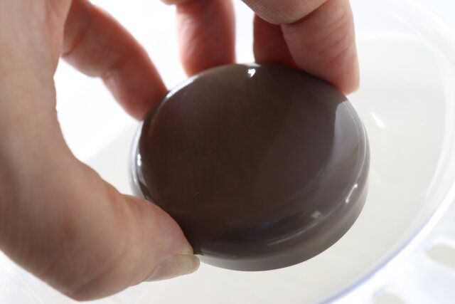 ダイソーのフタチンCATは加熱後もつまみが熱くなりにくくミトンなしでも持てる