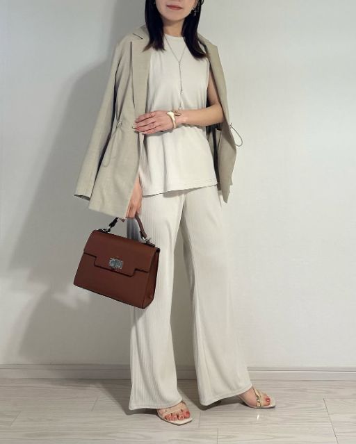 リブスリットチュニックとリブプルオンパンツのコーデ