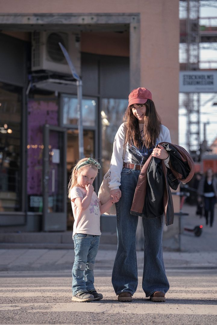 こんなママになりたい！娘とお揃いのアメカジの定番コーデ【番外編：スウェーデン】