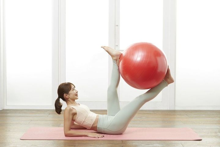 写真⑦ 出典＝SAYAKA『バランスボール「美やせ」革命』（プレジデント社）