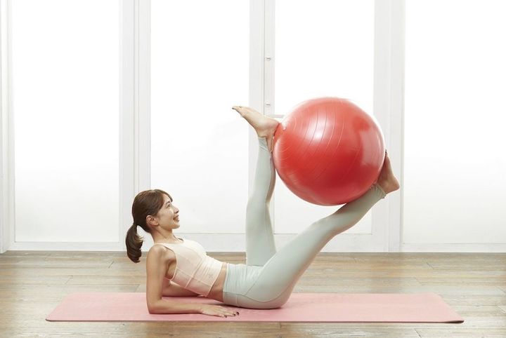 写真⑨ 出典＝SAYAKA『バランスボール「美やせ」革命』（プレジデント社）