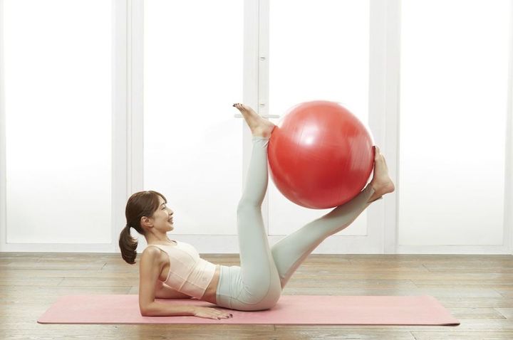 写真⑥ 出典＝SAYAKA『バランスボール「美やせ」革命』（プレジデント社）