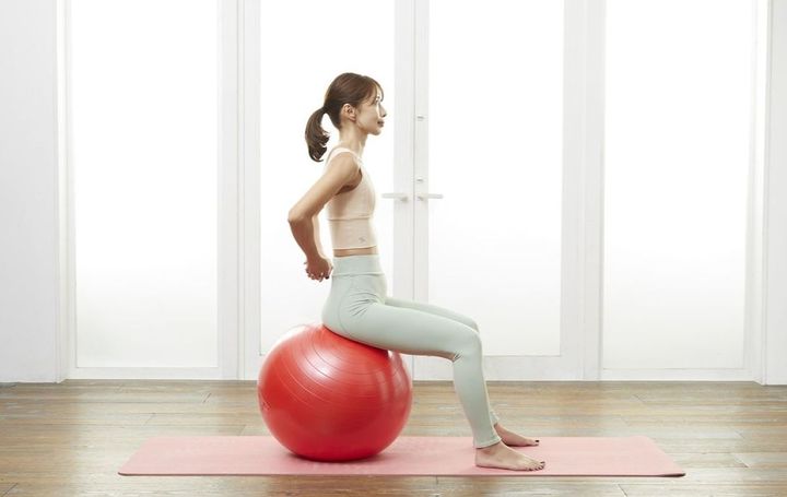 写真⑭ 出典＝SAYAKA『バランスボール「美やせ」革命』（プレジデント社）