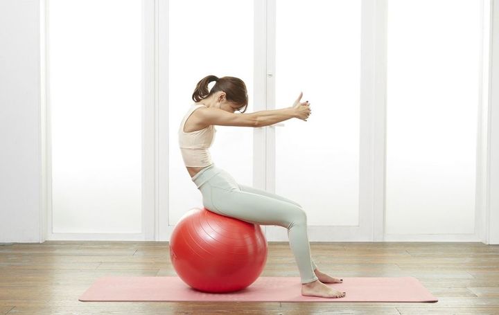 写真⑬ 出典＝SAYAKA『バランスボール「美やせ」革命』（プレジデント社）